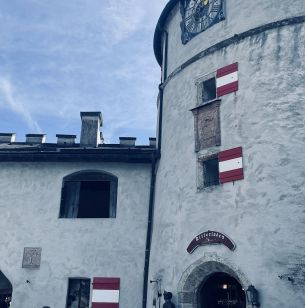 Runder Turm mit Uhr auf der Burg Hohenwerfen