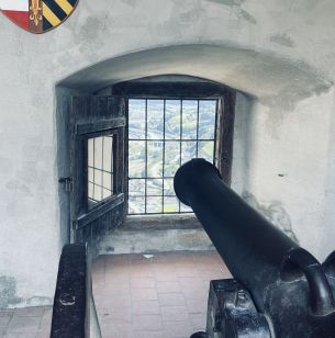 Aufgerichtete Kanone im Turm der Burg Hohenwerfen vor einem Fenster