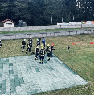 Wartende Teilnhmer am Start zum Feuerwehrlauf