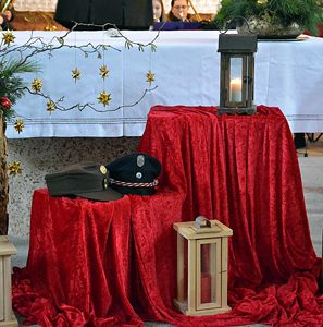 Laternen, Kerzen und Feuerwehrkappen vor dem Altar der Pfarrkirche Breitenberg