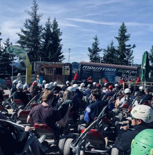 Teilnehmer der Mountain Kart Fahrt im Startbereich