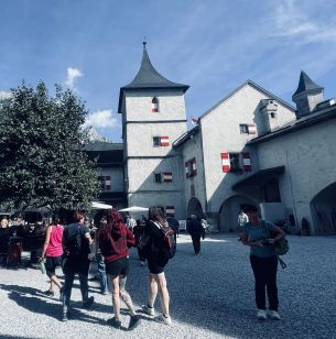 Innerer Hof in der Burg Hohenwerfen mit Blick auf einen Turm
