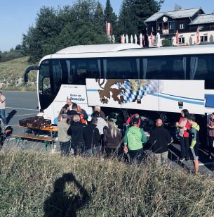 Zwischenstopp mit Brotzeit vor dem Bus auf dem Gaisberg bei Salzburg