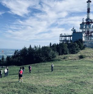Ein Teil der Reisegruppe auf dem Gaisberg mit dem markanten Sendemasten im Hintergrund