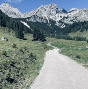 Wanderwerg kurz vor den Hofalmen bei Filzmoos mit Blick auf Berge im Hintergrund