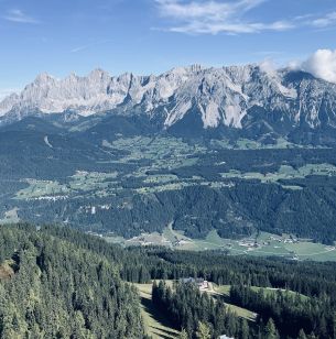 Blick auf das Dachsteinmassiv vom Gipfel der Hochwurzen aus gesehen