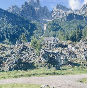 Bergmassiv bei den Hofalmen mit Blick auf die Kapelle