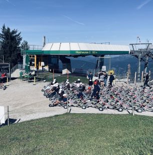 Startbereich mit vielen Mountain GoKarts auf der Hochwurzen