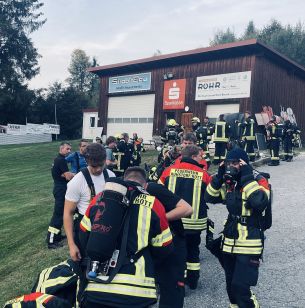 Feuerwehrleute bereiten sich in der Wartezone vor