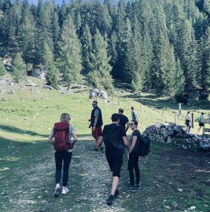 Teilnehmer bei der Wanderung rund um die Hofalmen bei Filzmoos