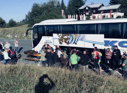Zwischenstopp mit Brotzeit vor dem Bus auf dem Gaisberg bei Salzburg