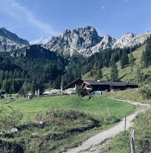 Die Untere Hofalm eingebettet in die Berglandschaft